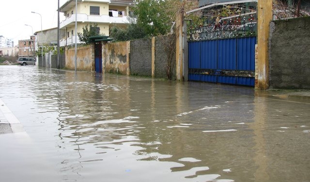 Evakuohen 14 qytetarë nga vërshimet e ujit në Gjakovë