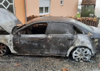 Digjen pasuritë e dy serbëve pasi regjistruan veturat me targa të Kosovës