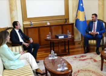 Kurti e Haxhiu dorëzojnë dokumentin e Vettingut në Kuvend