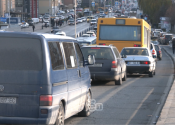 Mbi 450 mijë vetura në Kosovë, ambientalistët kërkojnë që të përdoren më pak makinat