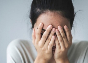 Plogështia e vjeshtës – Përse ndihemi kaq të lodhur me ndryshimin e stinës