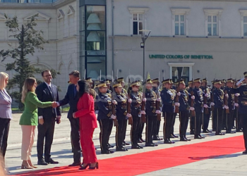 Arrin në Kosovë presidenti slloven, Osmani e pret me nderime të larta shtetërore