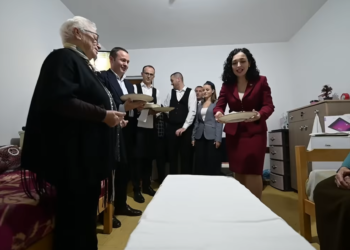 Presidentja Osmani u shërbeu të moshuarve për “Darkën e Lamës”