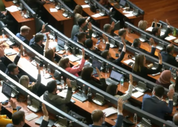 Mungojnë në seancë, çojnë selam nga Beogradi