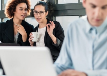 Pse na pëlqen të bëjmë thashetheme dhe çfarë kufiri nuk duhet kaluar