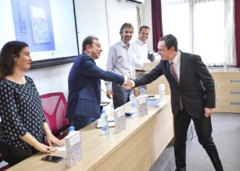 Kurti ia “promovon” librin Enis Sulstarovës