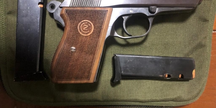 Policia arreston dy persona dhe sekuestron armë në Podujevë