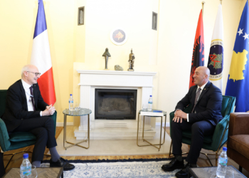 Haradinaj kërkon mbështetjen e Francës për një marrëveshje përfundimtare me Serbinë