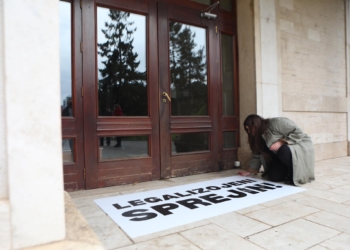 Aksion para Kuvendit, kërkohet nga deputetët legalizimi i sprejit