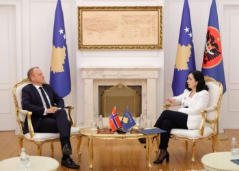 Osmani takohet me tre ambasadorë, kërkon heqjen e vizave për Kosovën