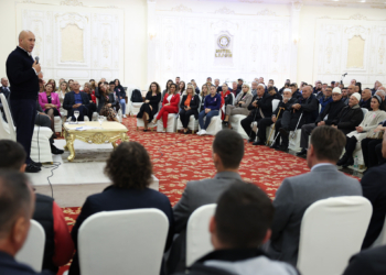 Haradinaj takohet me suharekasit: Pushtetarët po fshihen nga qytetarët