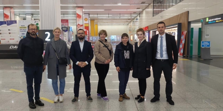 Arrijnë edhe dy gazetare të tjera ukrainase në Kosovë