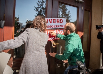 PSD-ja aksion simbolik në hyrje të Kuvendit