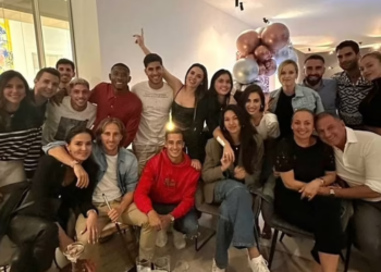 Suksesi në “El Clasico”, futbollistët e Realit festojnë me bashkëshortet e tyre