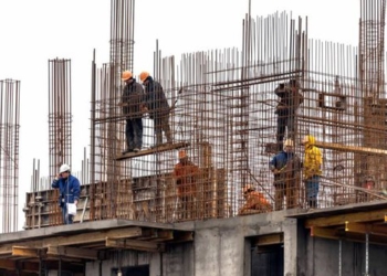 Bie nga lartësia derisa ishte duke punuar, lëndohet një person