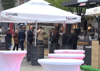 Kafe dhe çaj falas, tri ditë në shesh