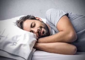 ​Gjumi mund t’ju ndihmojë të humbni peshë