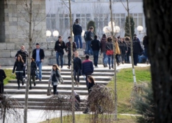 Bie numri i studentëve në universitetet publike, rritet në ato private