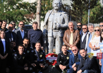 Pritje e këndshme në Turqi/ Ballkani e viziton shtatoren e Adem Jasharit, dhe ju servohet çaj në Universitetin e Sivassit