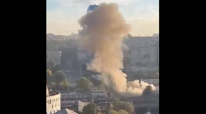 Hoti publikon video të bombardimeve të sotme në Kiev