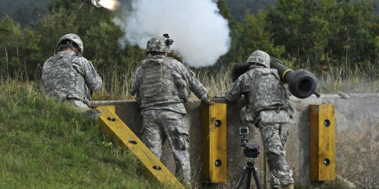 Ushtarët ukrainas stërviten pranë kufirit me Bjellorusinë