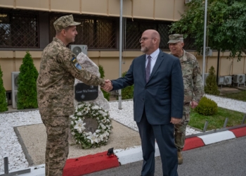 Hovenier përcjell ushtarët ukrainas nga Kosova: I uroj më të mirën në mbrojtjen e vendit të tyre