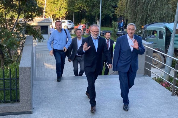 Jasharaj dhe përfaqësues nga këshilli grevist para takimit me Kurtin