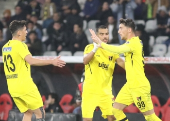 Sulmuesi dardan i shënon dy gola Fenerbahces, por skuadra e tij mundet thellë