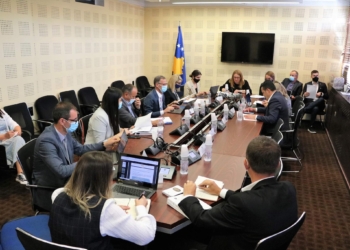 ​Mungon ministri Murati, përplasen pozitë dhe opozitë në Komision