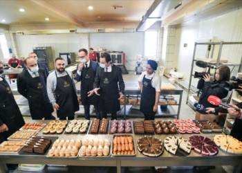 Kurti viziton prodhuesit vendorë në Gjilan, i falënderon për punësimin e personave me sindrom “Down”