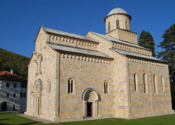 ShBA-ja i bën thirrje Qeverisë Kurti të zbatojë vendimin për Manastirin e Deçanit