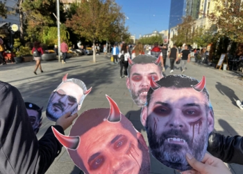 Për Halloween, ORCA shpërndan maskat me fytyra të “profesorëve plagjiatorë”