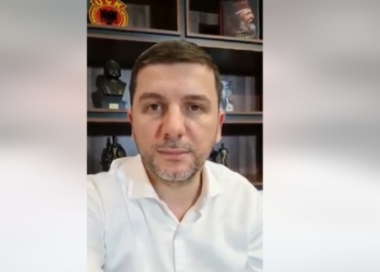 Krasniqi me një video-selfie: Kryeministër, a ke ndërmend me ia fillu punës ndonjëherë?