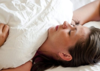 Përse duhet të flini në shpinë – Përfitimet në shëndetin e lëkurës