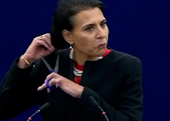 Eurodeputetja preu flokët gjatë fjalimit në Strasburg