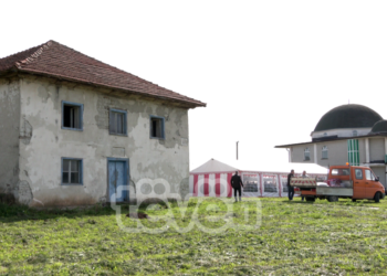 Babai i Hashim Thaçit shtron drekë në 300-vjetorin e xhamisë së Burojës