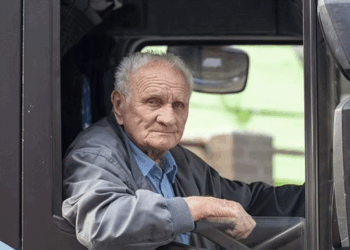 Shoferi 90-vjeçar i kamionit në Britani