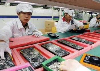 Kompanitë e mëdha teknologjike po largojnë fabrikat nga Kina