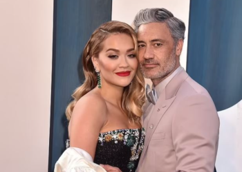 Rita Ora flet për martesën e saj me regjisorin Taika Waititi, thotë se është shumë e dashuruar