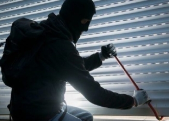 Hajnat vjedhin 600 euro dhe stoli ari në një shtëpi