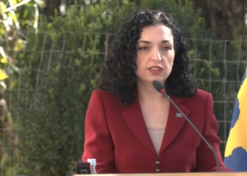 Von der Leyen flet për çështjen e targave: Rregullat janë të qarta