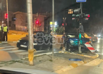 Aksident trafiku te Qendra e Studentëve, vetura godet semaforin