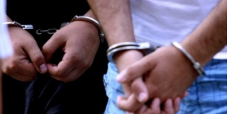 U zunë në flagrancë duke shkëmbyer marihuanë, arrestohen dy persona