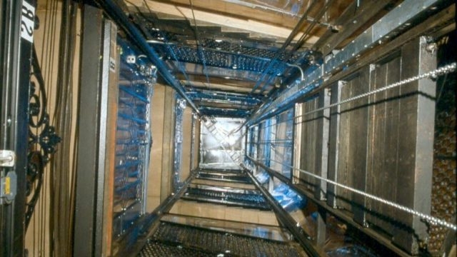 Bie ashensori në podrum, lëndohen 4 persona