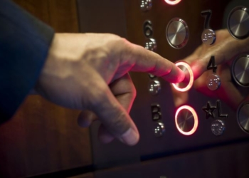 Bie ashensori në podrum, lëndohen 4 persona