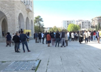 Pedagogët në Shqipëri paralajmërojnë grevë urie