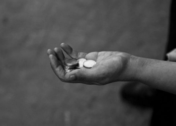 Kërkonte lëmoshë bashkë me fëmijën, arrestohet