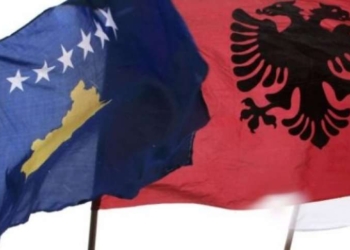 Dy të mitur i largojnë flamujt nga pullazi i shtëpisë së huaj, pastaj i djegin