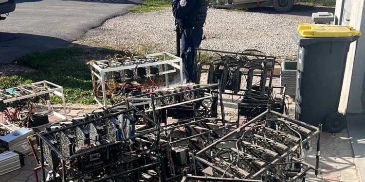 Konfiskohen pajisje për prodhimin e kriptovalutave në Leposaviq