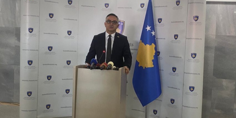 Tahiri thotë se Qeveria ka bërë shkelja flagrante në shërbimin civil me Projektligji për Zyrtarët Publik